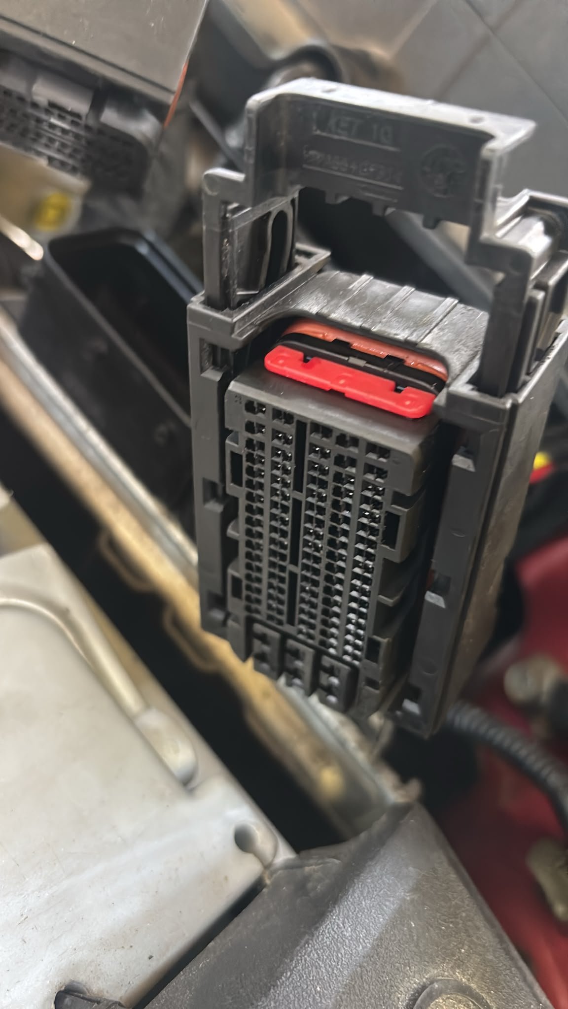 Continental SIM2K-510 ECU 91 Pinli Soket (76, 59, 77, 60, 75, 41)